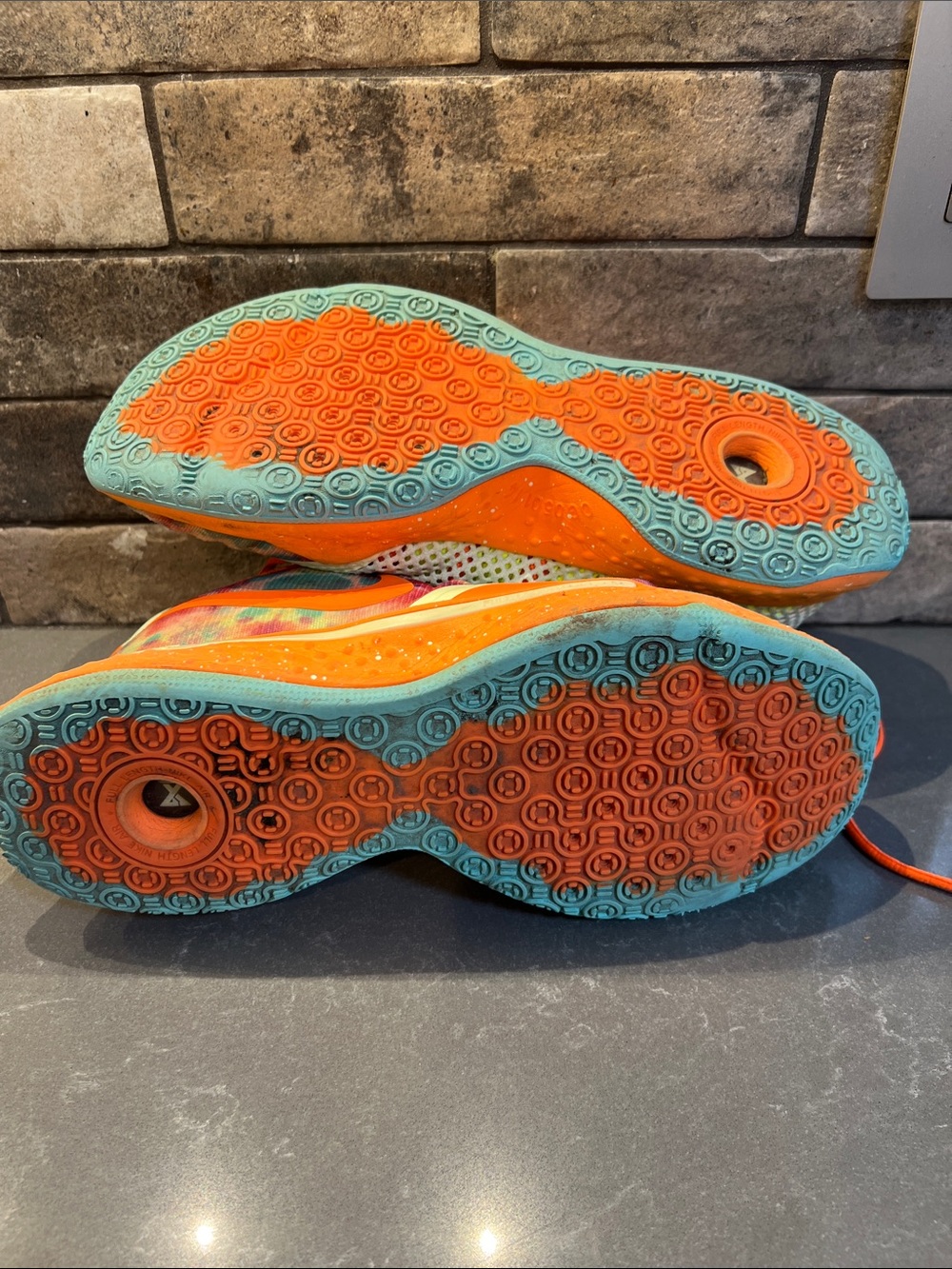 Nike men’s basketball shoes in Teal & Orange - Picture 3 of 4